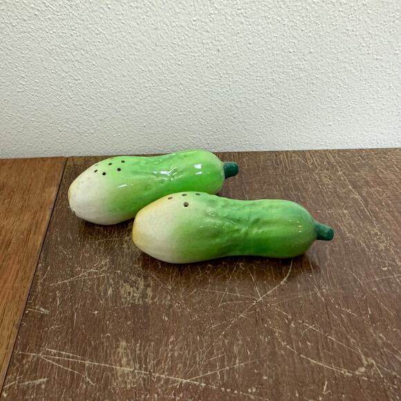Japan‎ VINTAGE Green Cucumber Porcelain Salt and Pepper Shakers - Picture 1 of 10